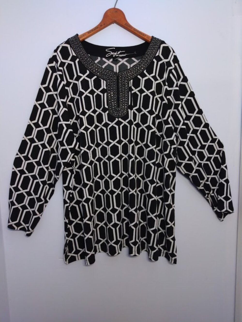 Soft by Avenue Geometric Print Blouse Top Size 26/28 Black White Beaded Neckline